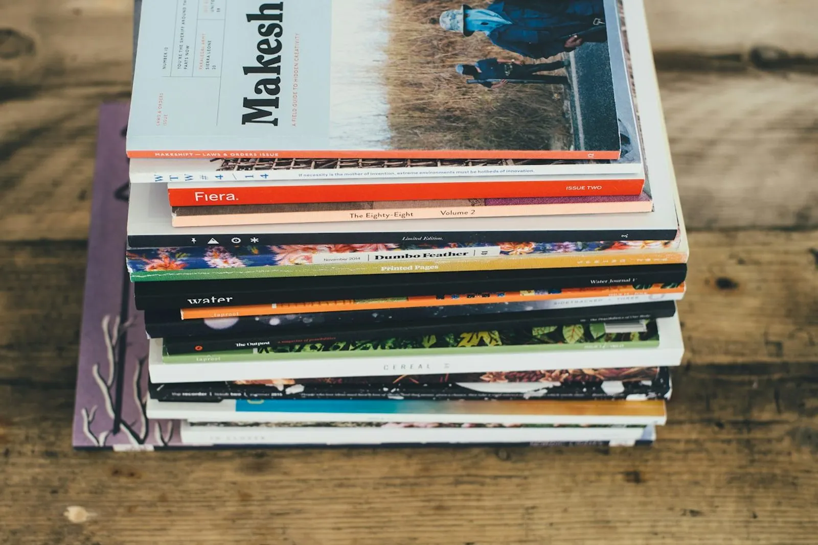 Revistas y catálogos apilados
