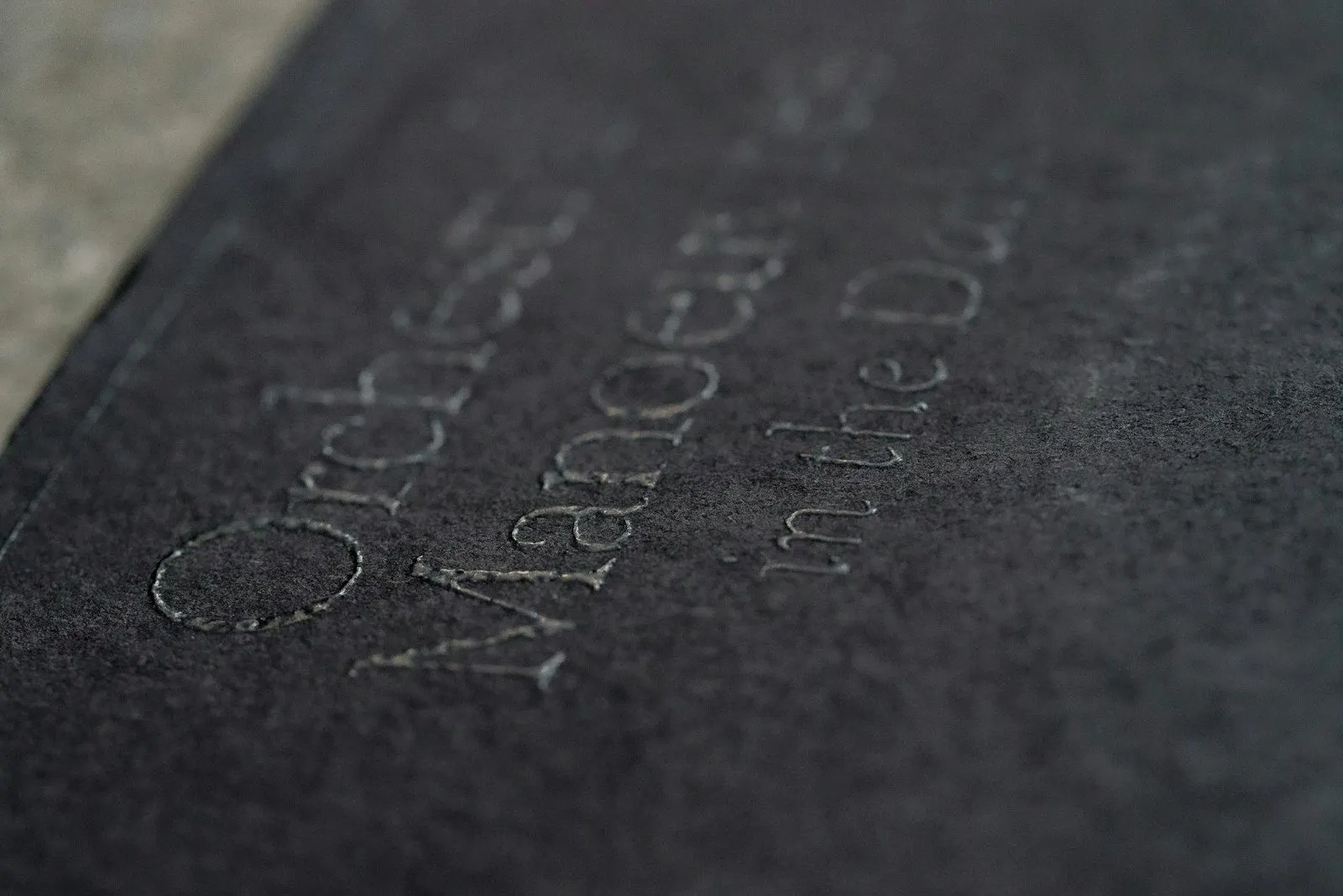 Detalle de un relieve en seco sobre papel