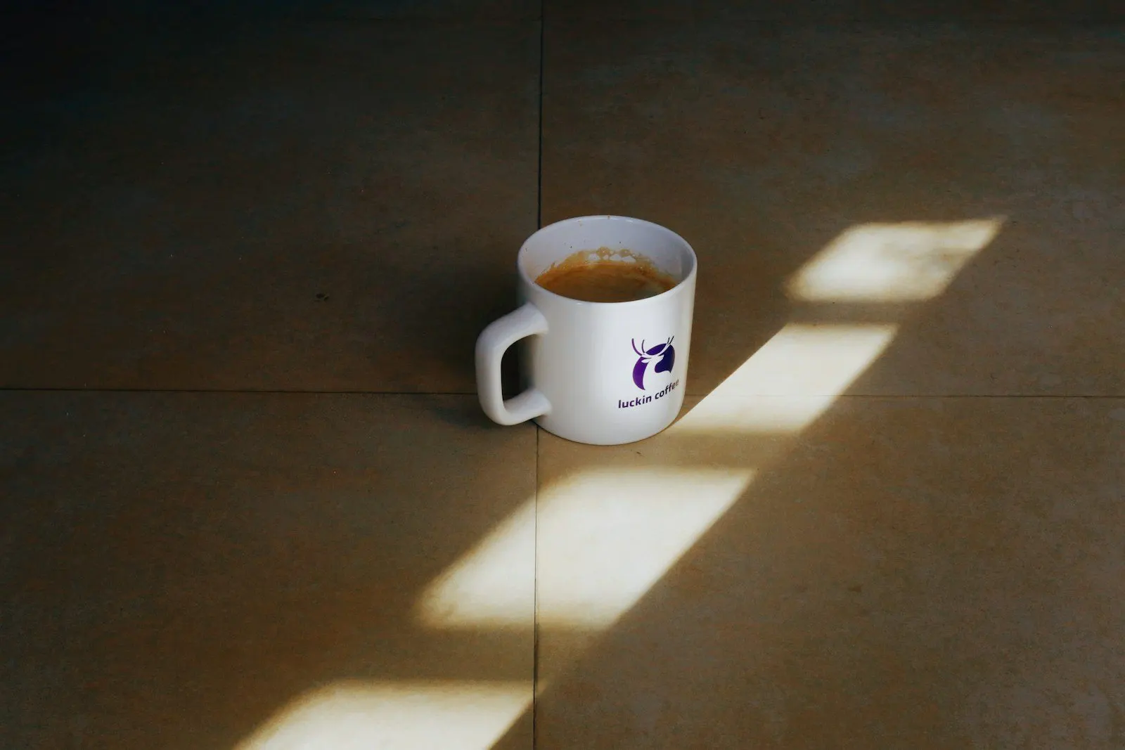 Taza con marca impresa sobre una mesa